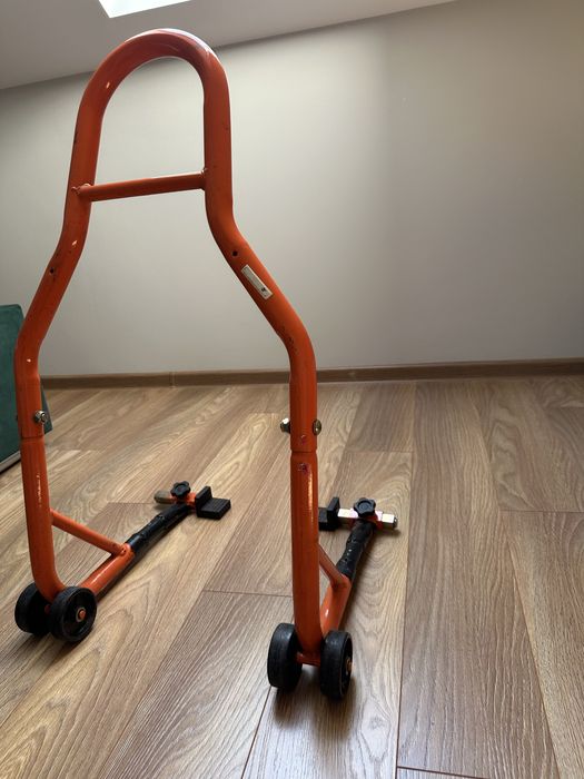 Stojak motocyklowy z uchwytami