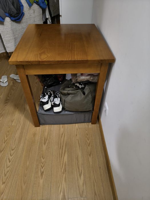 Mesa de madeira com duas cadeiras. Retirar no centro do Porto