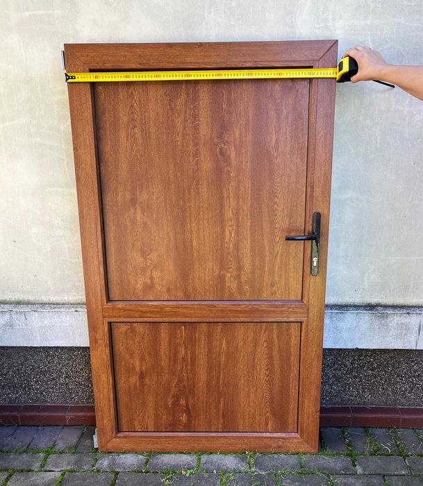 Продам новые металло-пластиковые двери без лутки 1.5 м х 0,88 м