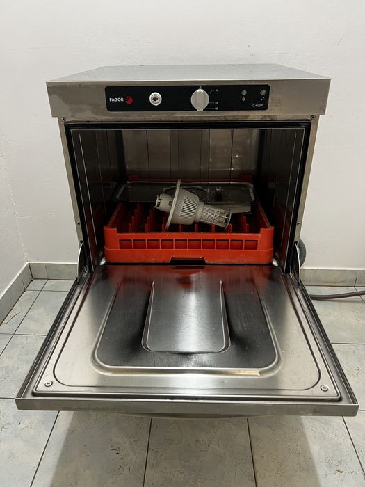 Zmywarko-wyparzarka gastronomiczna FAGOR z 2019 roku.