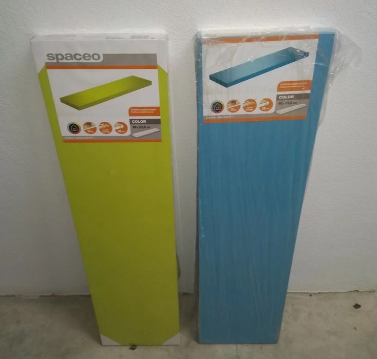 Duas prateleiras novas, ainda embaladas. 10€ cada prateleira