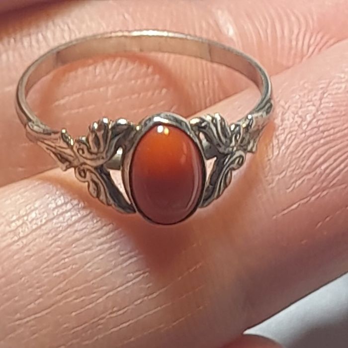 Stary srebrny pierścionek z koralem