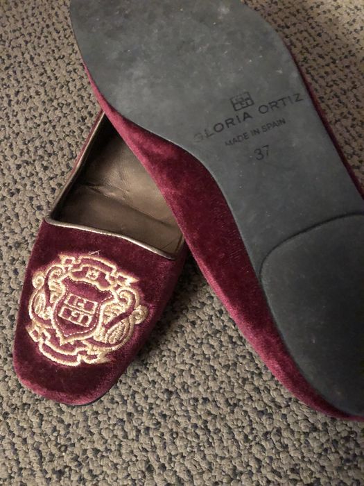 Vários modelos de sapatos em pele e sapatilhas