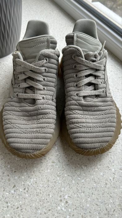 Кросівки Adidas.