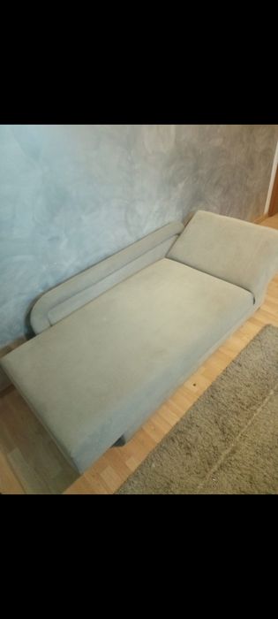 Kanapa jednoosobowa beżowa.