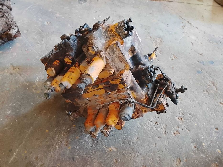 Distribuidor Komatsu PC240-3
