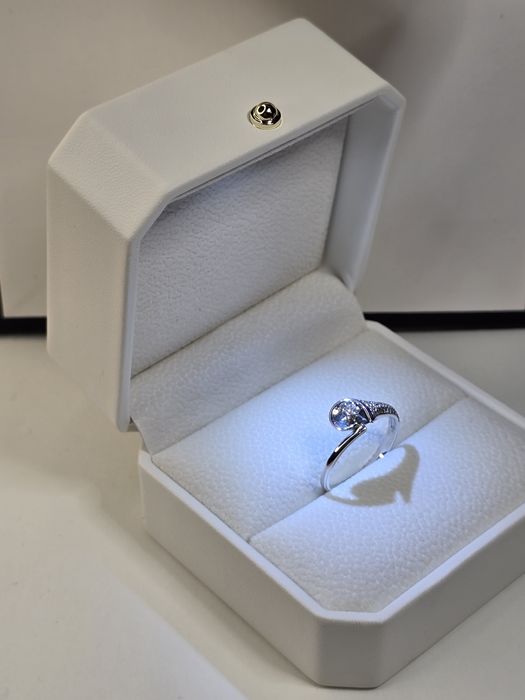 Золота каблучка з діамантами