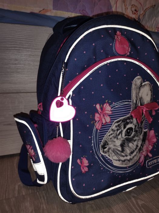 Продам рюкзак шкільний Kite Education Fluffy Bunny 37.5х29х13 см 11.5 л