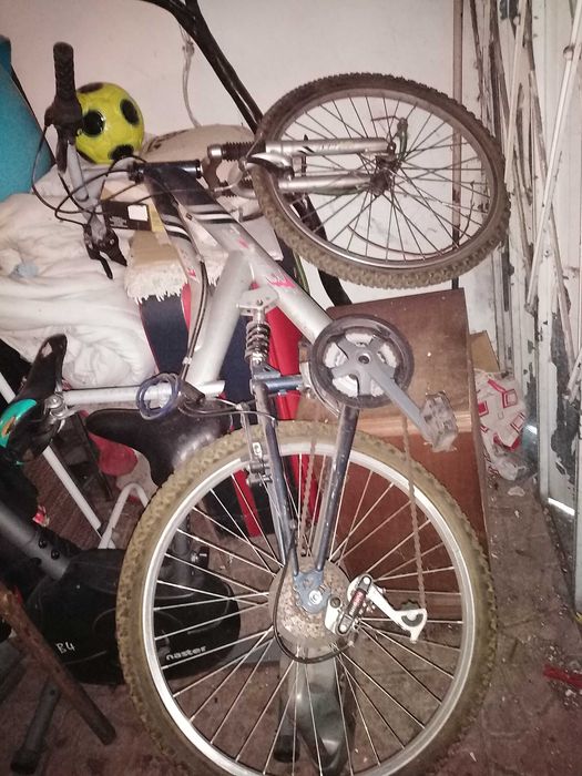 bicicleta em bom estado de conservação