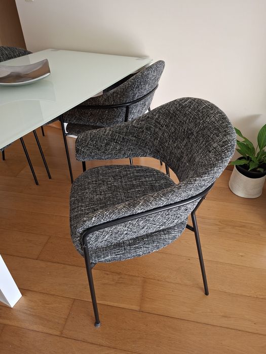 Mesa com 4 cadeias
