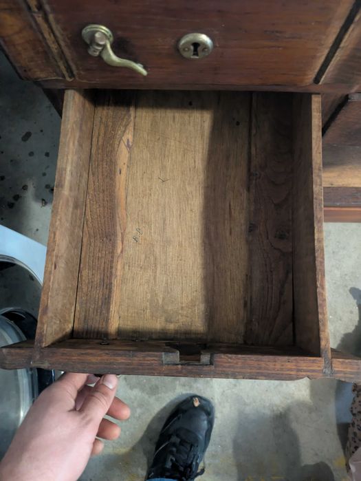 Cômoda de madeira com mármore