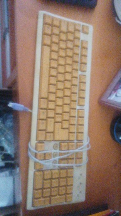 Vários teclados de computador usados