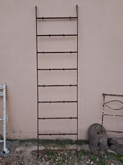 Gradeamento em ferro forjado antigo.