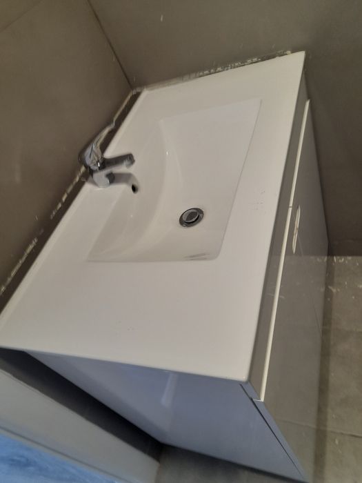 Móvel branco de casa de banho com torneira em muito bom estado  80X80X47 cm em muito bom estado.