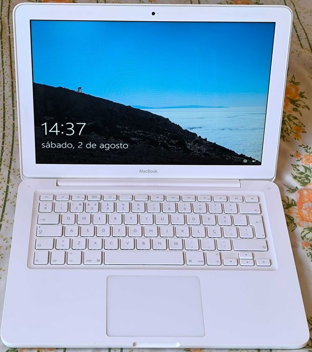MacBook White with Windows64564039364610121