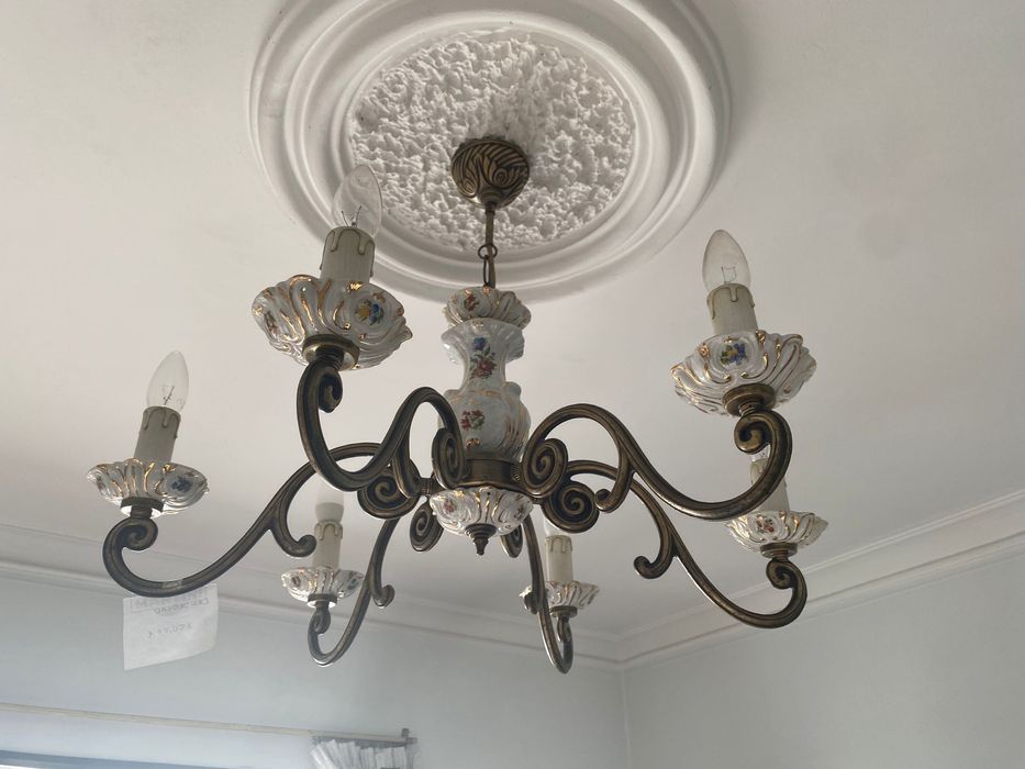 Candeeiro em porcelana 150 euros, com seis lâmpadas.