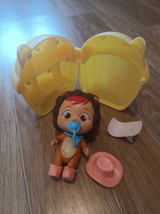 Cry babies lew z domkiem