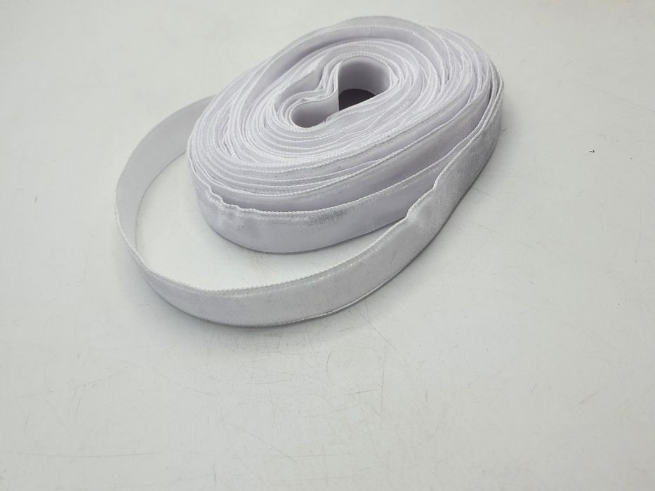 Aksamitka biała kupon 9,95 m.x 15 mm.