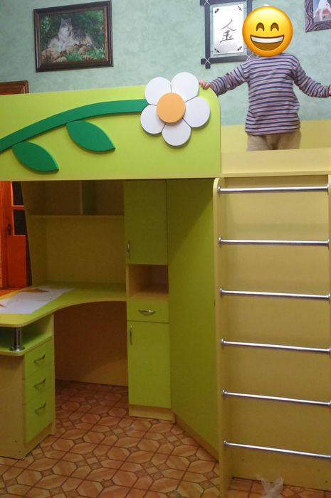 Дитяче двоповерхове ліжко з столом і сходами