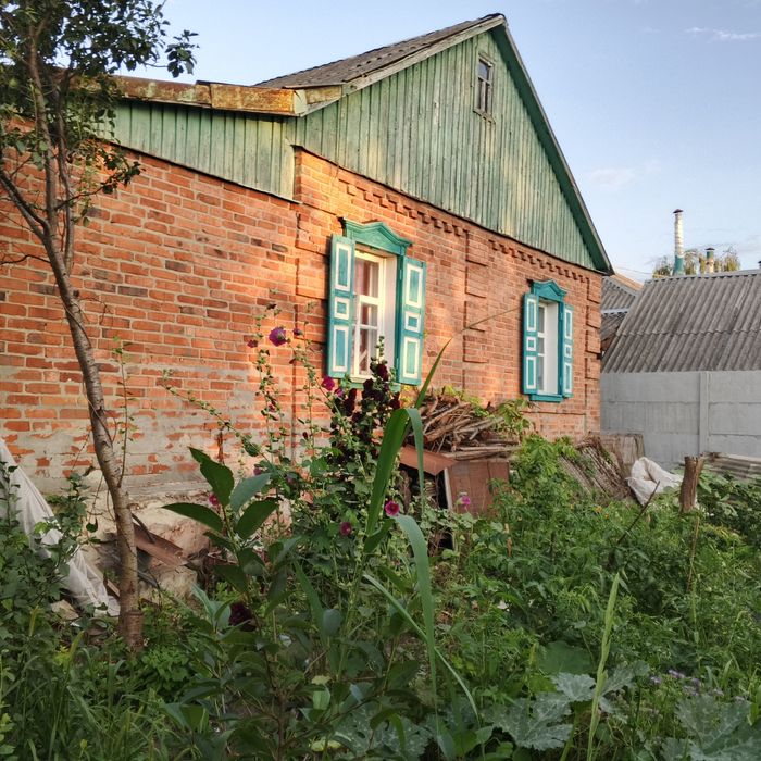 Продаю добротный кирпичный дом в тихом центре г. Мерефа