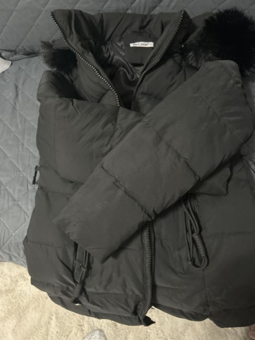 Casaco preto de capuz muito bom estado comprido