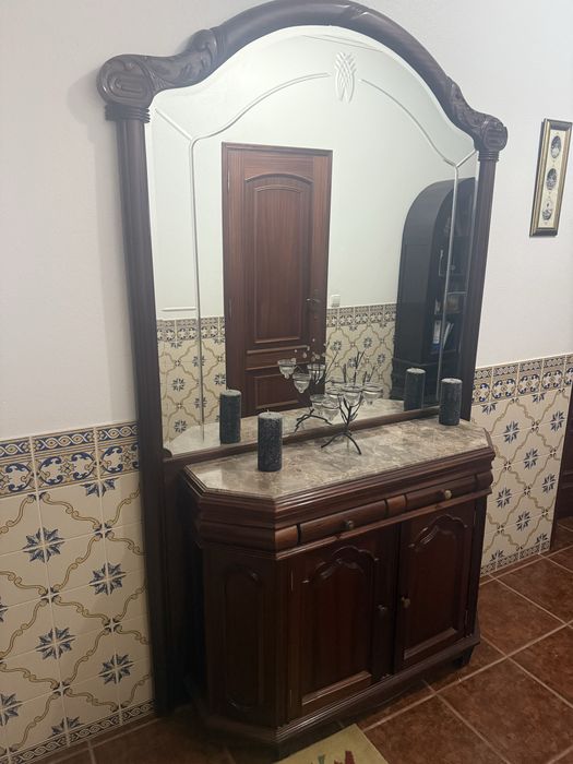 Aparador com pedra de mármore e espelho
