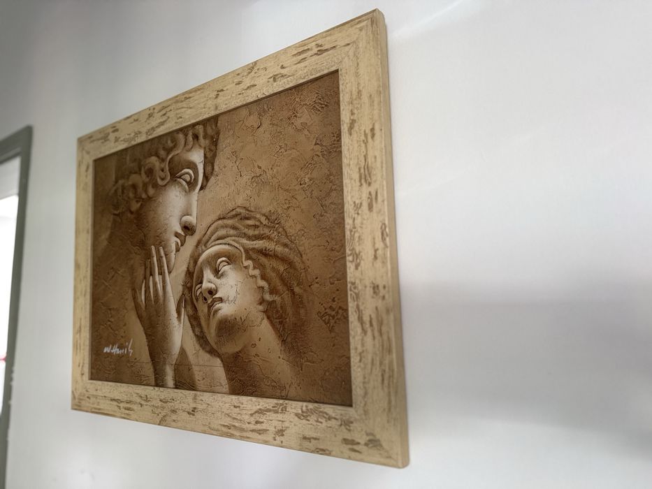 Quadro em Alto-Relevo | Casal Clássico | Obra Assinada | Moldura em Madeira | 50 × 38 cm