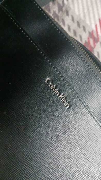 Bolsa Calvin Klein preta com alça de ombro
