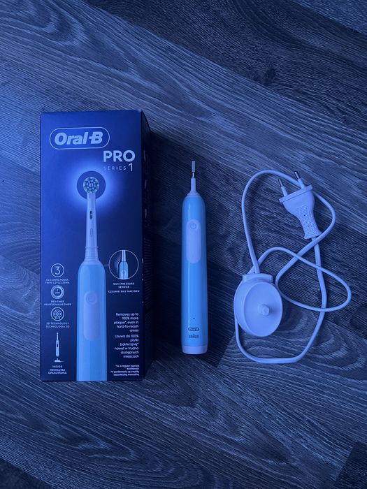 Електрична зубна щітка Oral-B Pro Series 1