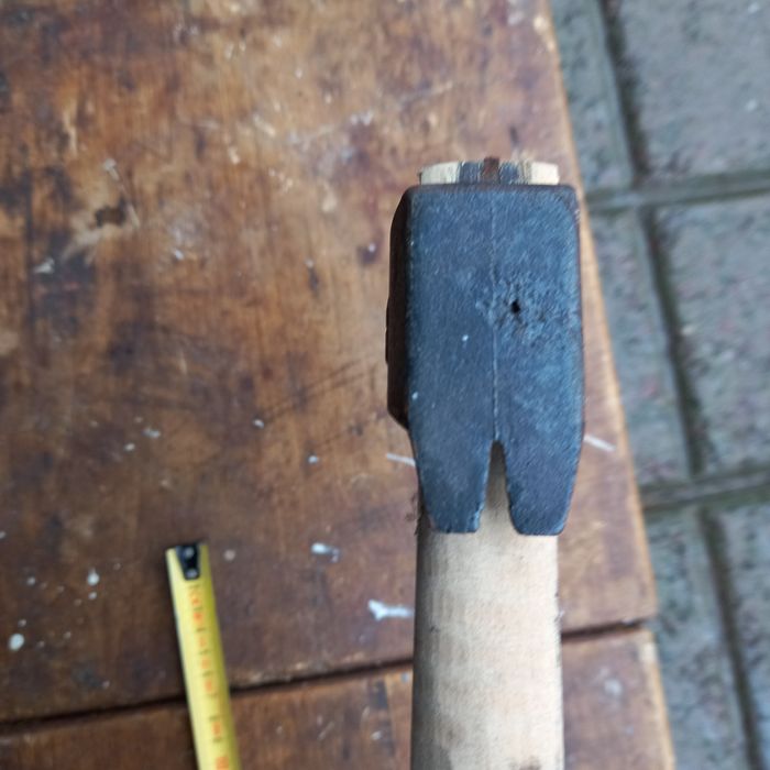 Топор хозяйственный с гвоздодером,(сокира господарська з гвоздодером).