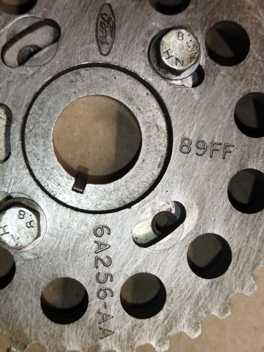 Шестерня распредвала Ford Escort 1.8 шестерня ГРМ Courier 1.8 Orion