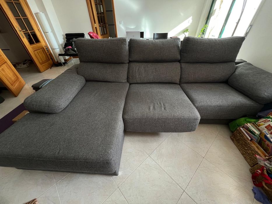 Sofá 3 lugares com chaise longue cinza, e extensao extra