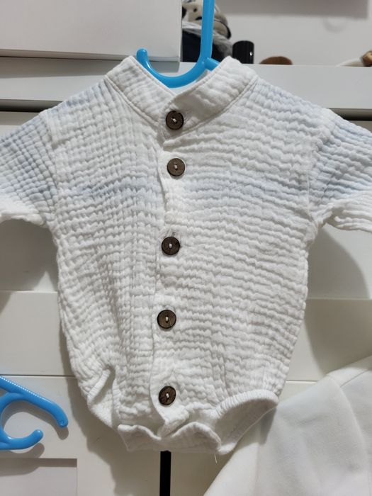 Biały ecru garnitur kamizelka marynarka spodnie body muślinowe 62