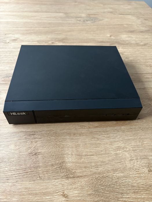 Rejestrator monitoringu HiLook NVR-104MH-C/4P + dysk 2 TB – stan bardzo dobry