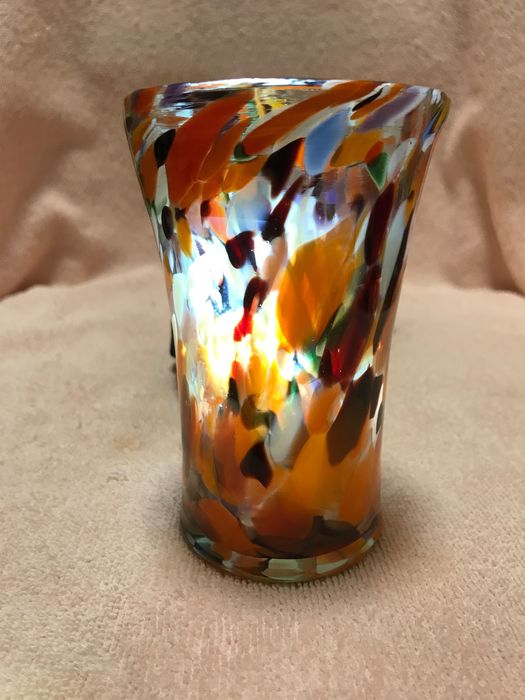 Barwiony w masie, zabytkowy wazon szklany. Ząbkowice?