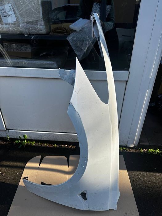 Продам крило на Tesla 3