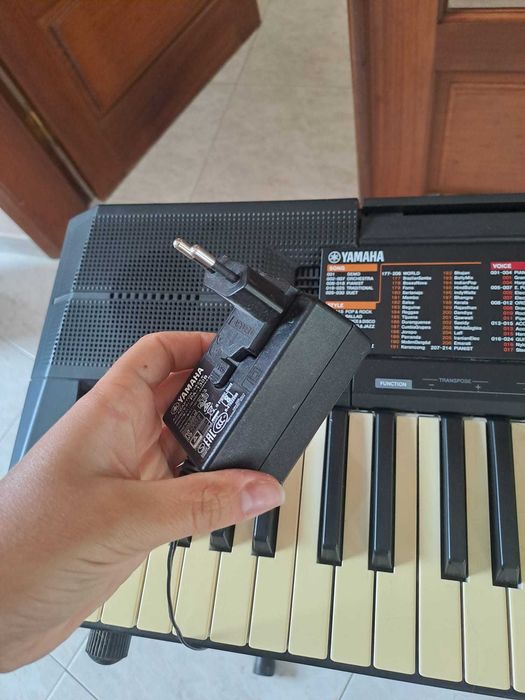 Teclado / Piano Elétrico em ótimo estado