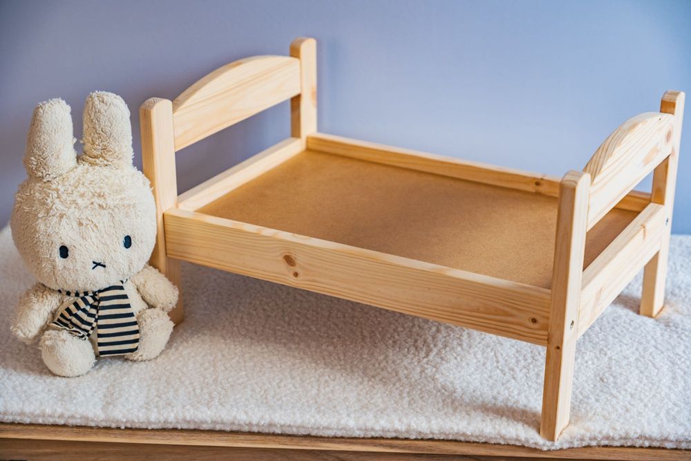 Cama de madeira para bonecas ou animais / Wooden bed for pets or dolls