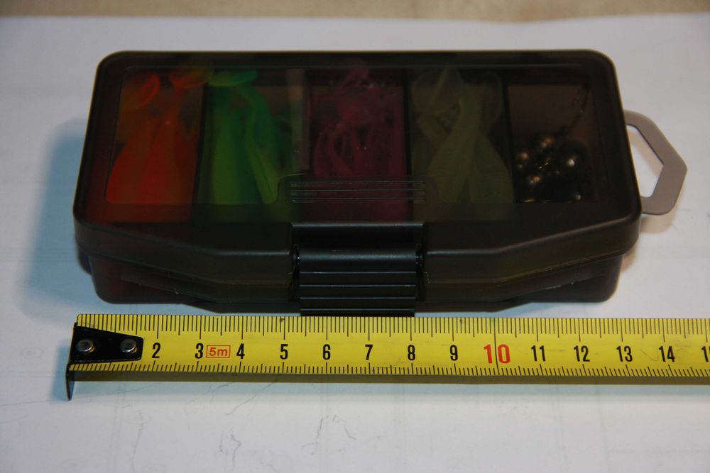 Силиконовых приманки в коробке