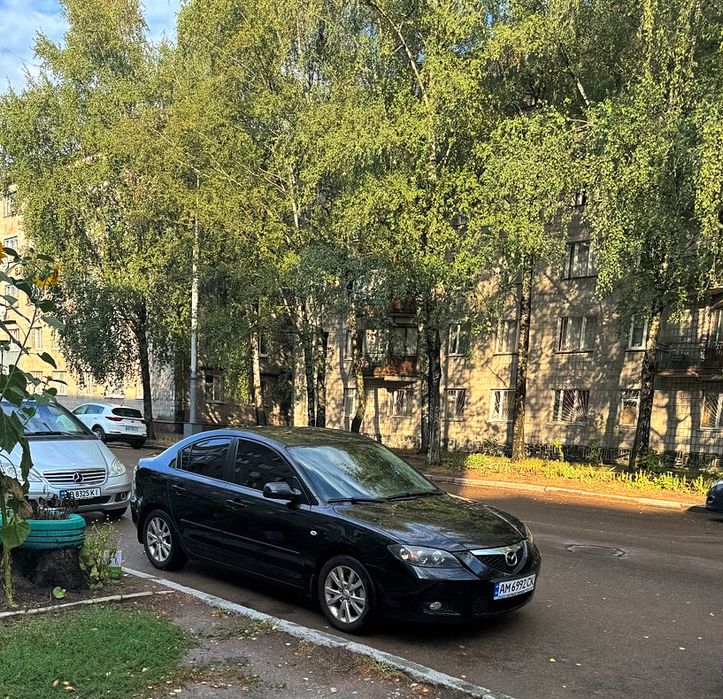 Машина Mazda 3
