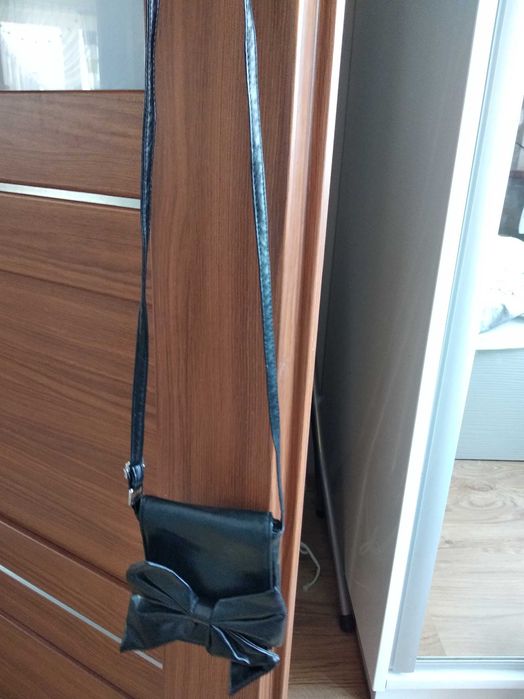 Mini torebka czarna kokardka na telefon