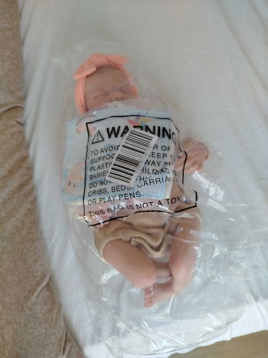 Boneca Recém-nascida nova na embalagem