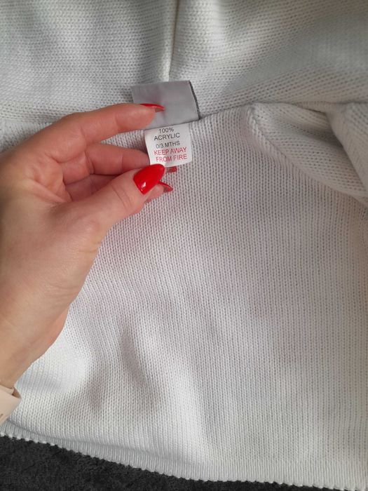 Słodki sweterek dla noworodka