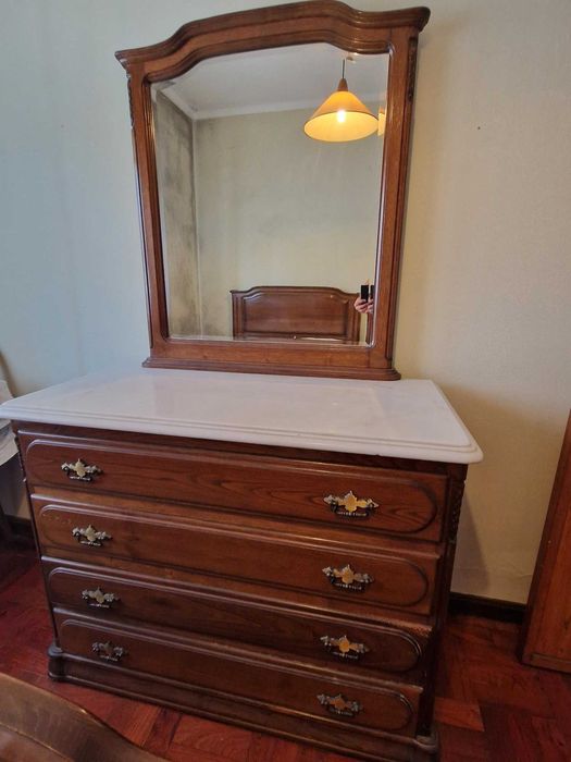 Mobilia de Quarto (conjunto de cama, guarda fatos e comoda)