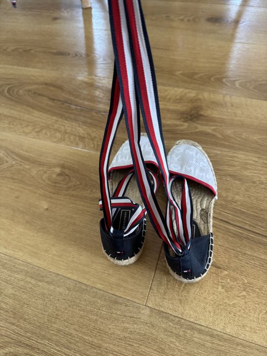 Bialo-granatowo-czerwone espadryle Tommy Hilfiger 39, wiazane w kostce