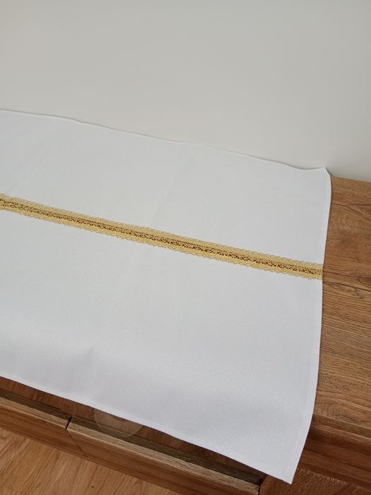 Bieżnik w złote prążki ze złotą ozdobną taśmą pośrodku 90x50