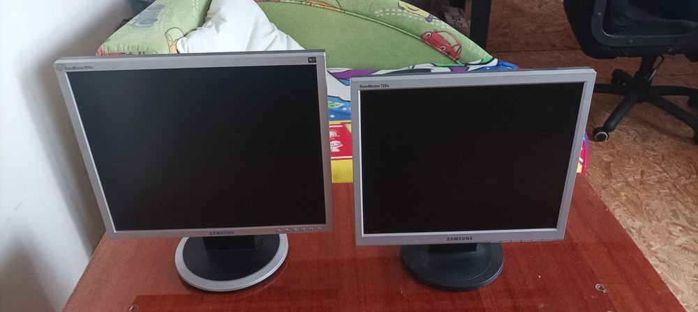 Два монітори Samsung 17, 19 дюймів