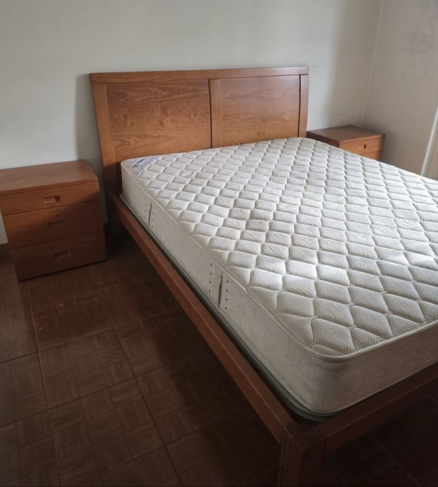Conjunto: cama com colchão, dois criados-mudos e uma cômoda com espelho.