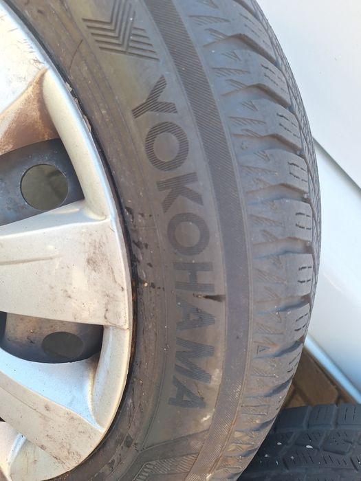 Felgi opony zimowe stalowe kołpaki Toyota Yaris 15  komplet 185/60/15