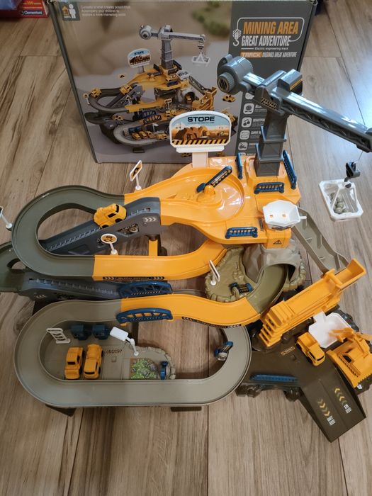 Tor samochodowy. Plac budowy z dźwigiem. Zabawka na baterie